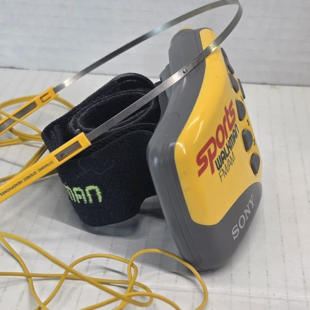 Vintage Sony Sports Walkman FM/AM Radio‎ SRF-M78 w/ MDR-W10 Yellow Headphones